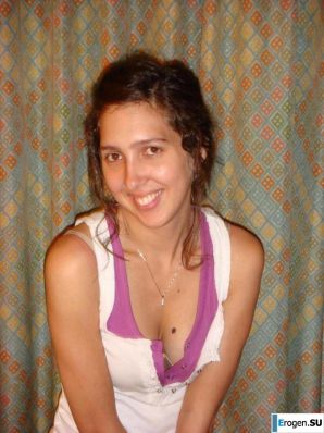 Smiling brunette with everlasting nipples. Thumbnail 24