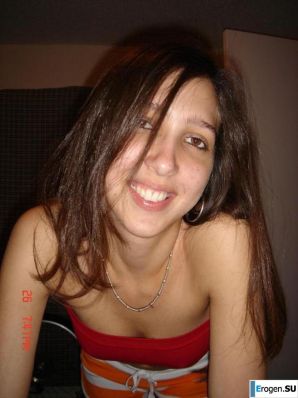 Smiling brunette with everlasting nipples. Thumbnail 27