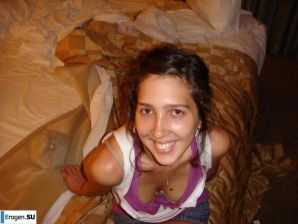 Smiling brunette with everlasting nipples. Thumbnail 28