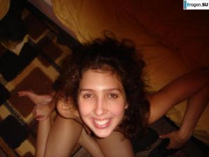 Smiling brunette with everlasting nipples. Thumbnail 8