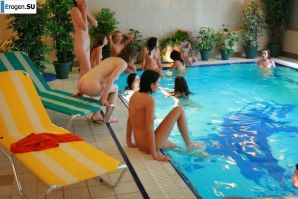 Чешские нудисты в бассейне. Миниатюра 27