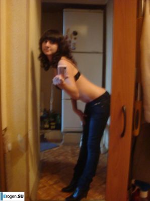 Students take pictures of themselves. Part 2. Thumbnail 2