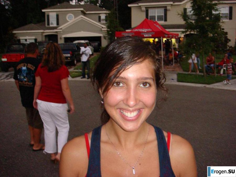 Smiling brunette with everlasting nipples. Part 3. Slide 16