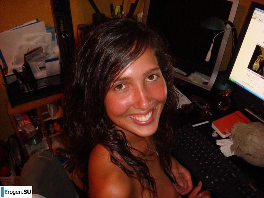 Smiling brunette with everlasting nipples. Part 3. Slide 37