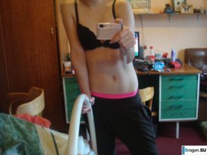 Students take pictures of themselves. Part 3. Thumbnail 15