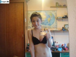 Students take pictures of themselves. Part 3. Thumbnail 17
