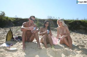 Three nudists on the river bank. Thumbnail 11