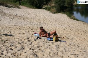 Three nudists on the river bank. Thumbnail 5