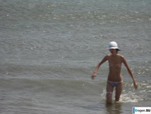 Topless thin girl on the beach. Part 2. Thumbnail 1