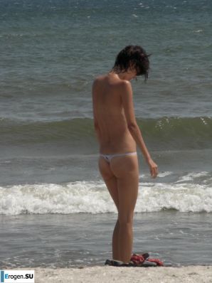 Topless thin girl on the beach. Part 2. Thumbnail 10