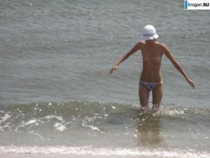 Topless thin girl on the beach. Part 2. Thumbnail 12