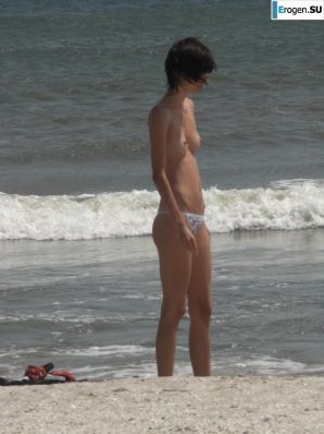 Topless thin girl on the beach. Part 2. Thumbnail 14
