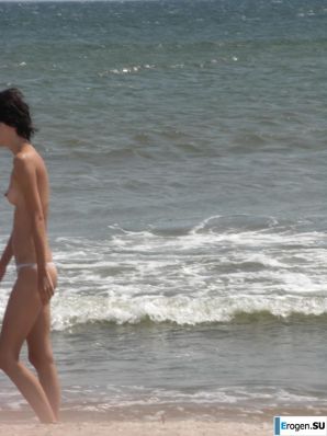 Topless thin girl on the beach. Part 2. Thumbnail 15