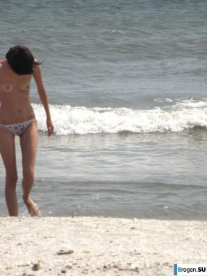 Topless thin girl on the beach. Part 2. Thumbnail 16
