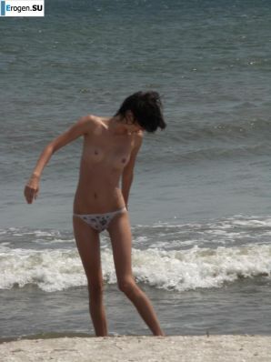 Topless thin girl on the beach. Part 2. Thumbnail 17