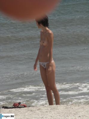 Topless thin girl on the beach. Part 2. Thumbnail 19