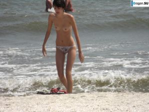 Topless thin girl on the beach. Part 2. Thumbnail 2