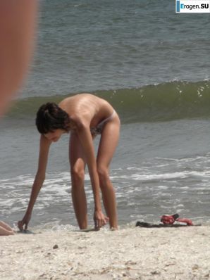 Topless thin girl on the beach. Part 2. Thumbnail 21
