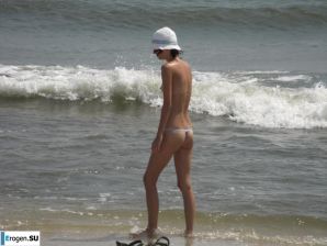 Topless thin girl on the beach. Part 2. Thumbnail 23