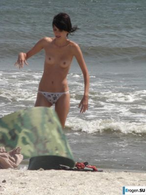 Topless thin girl on the beach. Part 2. Thumbnail 24