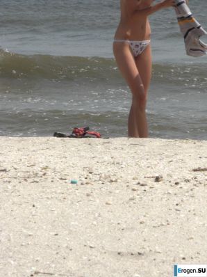 Topless thin girl on the beach. Part 2. Thumbnail 26