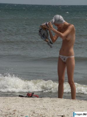 Topless thin girl on the beach. Part 2. Thumbnail 27