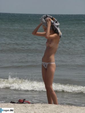 Topless thin girl on the beach. Part 2. Thumbnail 29