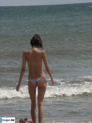 Topless thin girl on the beach. Part 2. Thumbnail 3