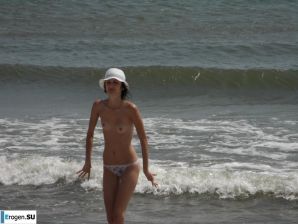 Topless thin girl on the beach. Part 2. Thumbnail 34