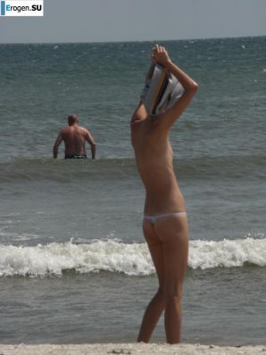 Topless thin girl on the beach. Part 2. Thumbnail 40