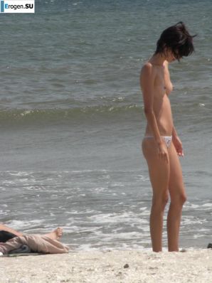 Topless thin girl on the beach. Part 2. Thumbnail 8