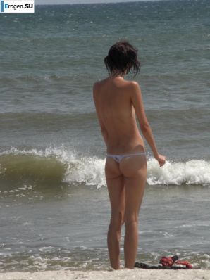 Topless thin girl on the beach. Part 2. Thumbnail 9