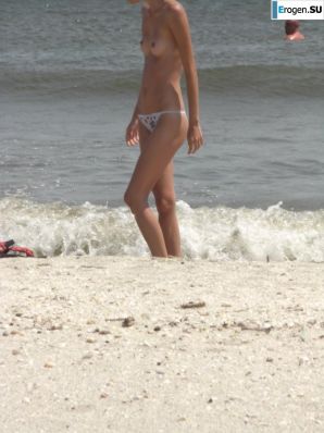 Topless thin girl on the beach. Part 3. Thumbnail 11