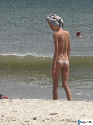 Topless thin girl on the beach. Part 3. Thumbnail 12