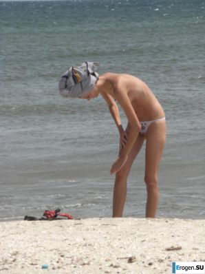 Topless thin girl on the beach. Part 3. Thumbnail 15