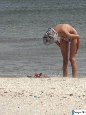 Topless thin girl on the beach. Part 3. Thumbnail 17