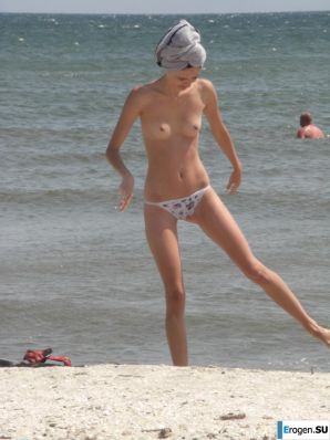 Topless thin girl on the beach. Part 3. Thumbnail 18