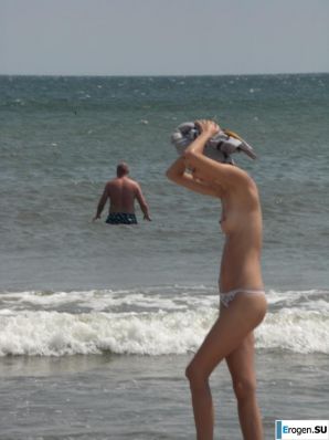 Topless thin girl on the beach. Part 3. Thumbnail 2