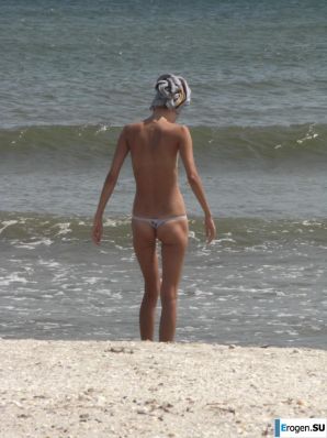 Topless thin girl on the beach. Part 3. Thumbnail 20
