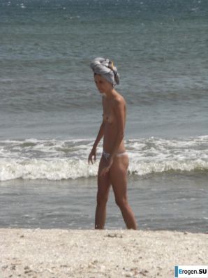 Topless thin girl on the beach. Part 3. Thumbnail 21