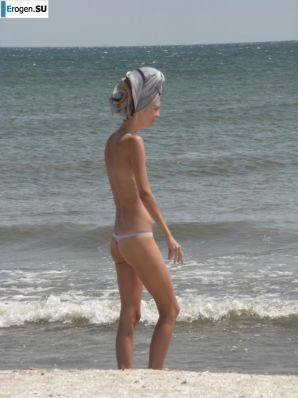 Topless thin girl on the beach. Part 3. Thumbnail 24