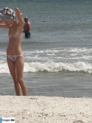 Topless thin girl on the beach. Part 3. Thumbnail 4