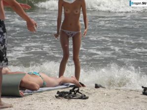 Topless thin girl on the beach. Part 3. Thumbnail 5