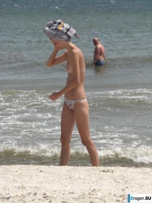 Topless thin girl on the beach. Part 3. Thumbnail 6
