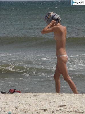 Topless thin girl on the beach. Part 3. Thumbnail 7