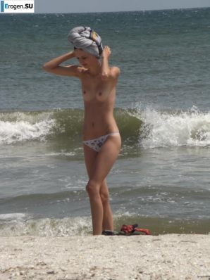 Topless thin girl on the beach. Part 3. Thumbnail 8
