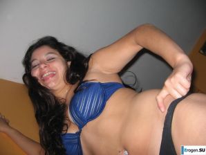 Brunette and languid. Thumbnail 11