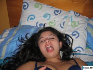 Brunette and languid. Thumbnail 8