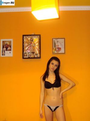 Young people like to pose. Thumbnail 40