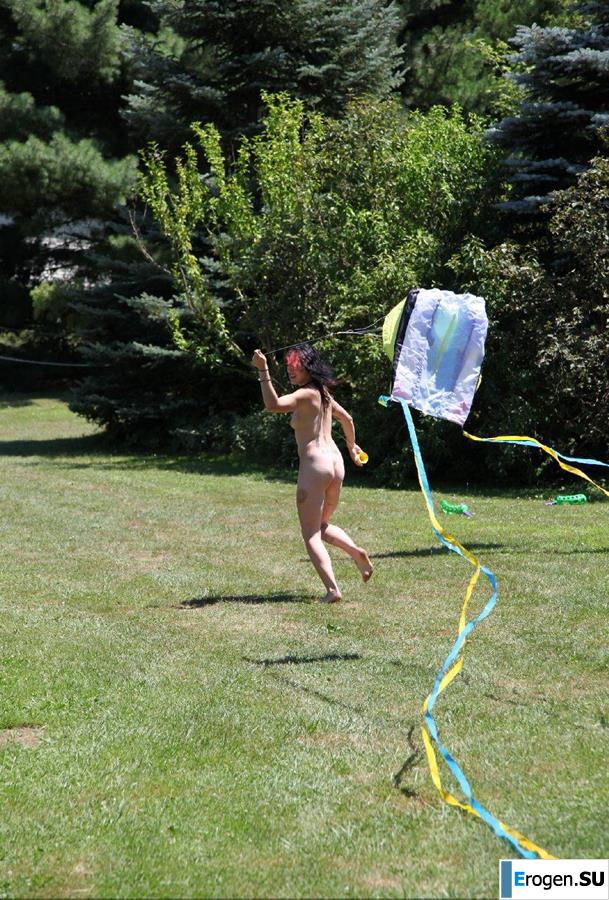 Nudists fell into childhood. Photo 33